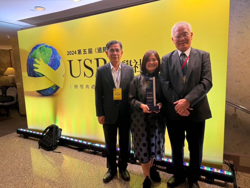 第五屆《遠見》大學社會責任獎 正修USR計畫獲在地共融楷模獎 (本報記者盧鴻霖高雄報導)正修科技大學多年來實施社會大學責任(USR)的績效一直良好;今年由餐飲系主任王寶惜副教授主持「齊聚新民.旗育津采」的這項USR計畫,參加遠見雜誌第五屆大學社會責任獎,在眾多參賽計畫中脫穎而出,獲得「在地共融楷模獎」,全校師生與有榮焉 圖片來源:記者 第五屆《遠見》大學社會責任獎 正修USR計畫獲在地共融楷模獎 (本報記者盧鴻霖高雄報導)正修科技大學多年來實施社會大學責任(USR)的績效一直良好;今年由餐飲系主任王寶惜副教授主持「齊聚新民.旗育津采」的這項USR計畫,參加遠見雜誌第五屆大學社會責任獎,在眾多參賽計畫中脫穎而出,獲得「在地共融楷模獎」,全校師生與有榮焉 圖片來源:記者