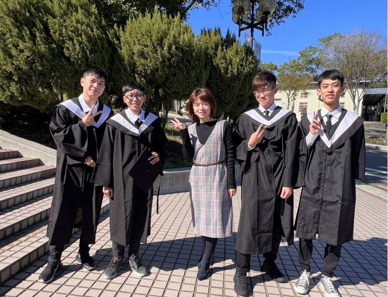 劉康頡同學(左一)、宋兆詠同學(右一)與師長、同學們合影 圖片來源:玄奘大學 劉康頡同學(左一)、宋兆詠同學(右一)與師長、同學們合影 圖片來源:玄奘大學