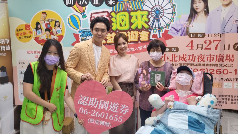 歌手郭忠祐(左二)、杜忻恬(中)獻唱 送祝福到植物人安養院 圖片來源:記者林清雲 歌手郭忠祐(左二)、杜忻恬(中)獻唱 送祝福到植物人安養院 圖片來源:記者林清雲