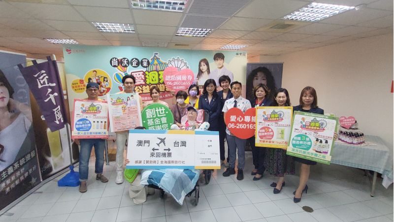 歌手郭忠祐、杜忻恬獻唱 送祝福到植物人安養院與創世基金會台南院長孫淑媛 尚沃企業經理劉明飛 台南華ㄧ扶輪社社長謝馨慧及來賓合影 圖片來源:記者林清雲 歌手郭忠祐、杜忻恬獻唱 送祝福到植物人安養院與創世基金會台南院長孫淑媛 尚沃企業經理劉明飛 台南華ㄧ扶輪社社長謝馨慧及來賓合影 圖片來源:記者林清雲