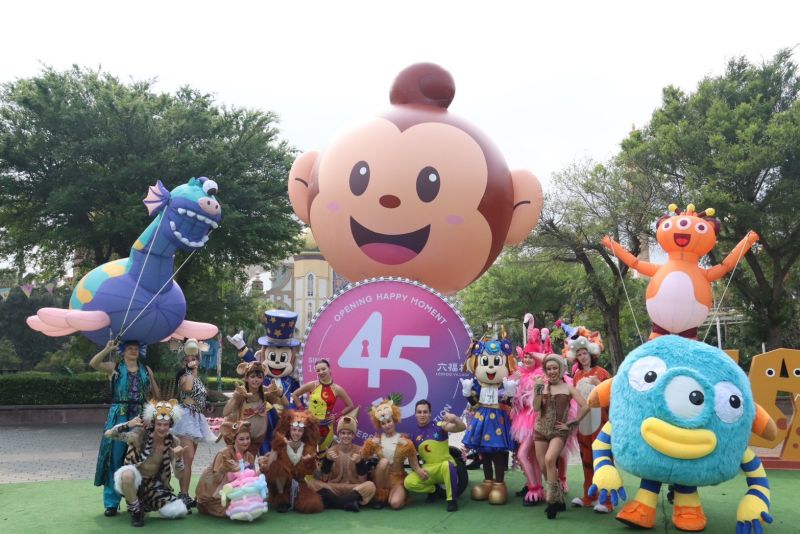 預定「狂歡雙樂園」暑假住房專案,依專案人數贈送「六福村水陸雙樂園手環」,兩日無限制進出雙樂園。 圖片來源:六福莊 預定「狂歡雙樂園」暑假住房專案,依專案人數贈送「六福村水陸雙樂園手環」,兩日無限制進出雙樂園。 圖片來源:六福莊