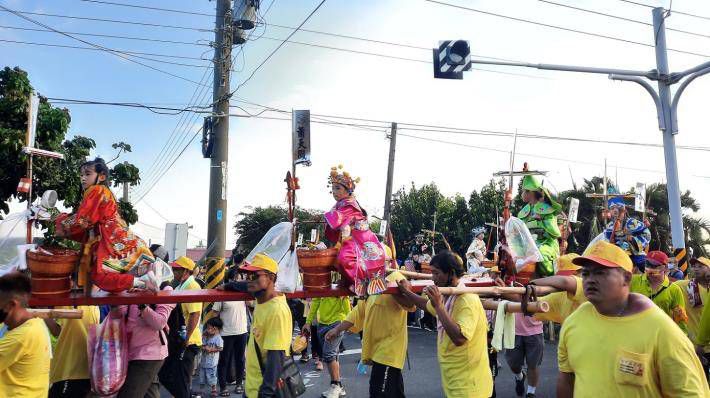 台灣民俗宗教信仰文化傳承 蜈蜙陣（小朋友做在蜈蜙棚頂）