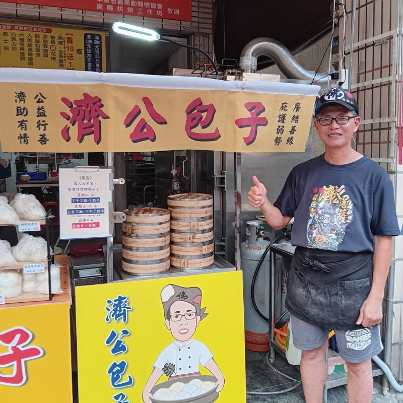 愛心人士劉承智 在高雄市民族一路66號提供「濟公饅頭包子」給急需市民食用 圖片來源:記者 愛心人士劉承智 在高雄市民族一路66號提供「濟公饅頭包子」給急需市民食用 圖片來源:記者
