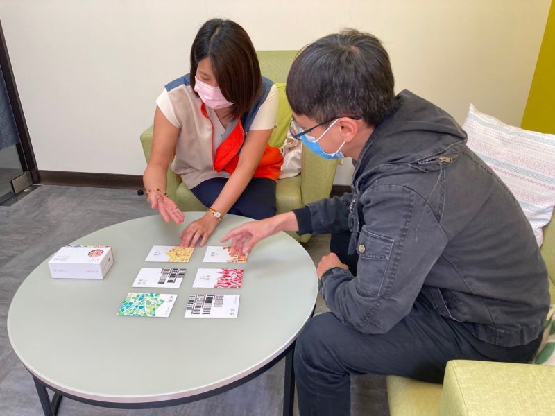 新竹就業中心運用「青年職得好評計畫」利用職涯牌卡，協助26歲小浩成功找到科技業的國外業務職缺。  圖片來源：新竹就業中心