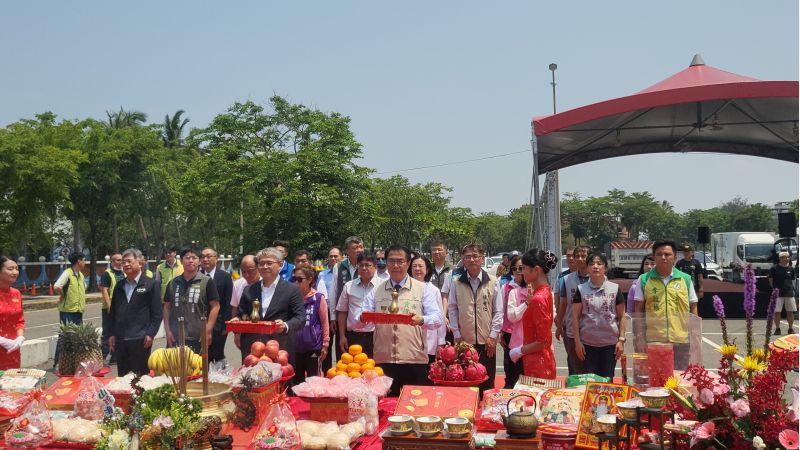 內政部政務次長花敬群 台南市長黃偉哲 主持台南跨港大橋上香祈福及來賓合影 圖片來源:記者林清雲 內政部政務次長花敬群 台南市長黃偉哲 主持台南跨港大橋上香祈福及來賓合影 圖片來源:記者林清雲