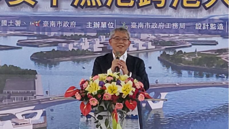 內政部政務次長花敬群致詞表示跨大橋原本補助13億最後追加到補助17億。 圖片來源:記者林清雲 內政部政務次長花敬群致詞表示跨大橋原本補助13億最後追加到補助17億。 圖片來源:記者林清雲