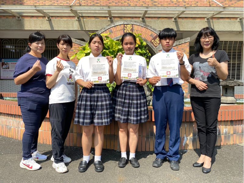 高英學子精彩絕倫,113年全國專題競賽榮耀輝映 奪創意組第二名、專題組第三名及兩佳作 創意無限!電機電子群、動力機械群、餐旅群獲佳績,展現專業與創新力 圖片來源:記者 高英學子精彩絕倫,113年全國專題競賽榮耀輝映 奪創意組第二名、專題組第三名及兩佳作 創意無限!電機電子群、動力機械群、餐旅群獲佳績,展現專業與創新力 圖片來源:記者