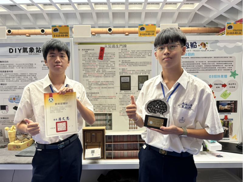 高英學子精彩絕倫,113年全國專題競賽榮耀輝映 奪創意組第二名、專題組第三名及兩佳作 創意無限!電機電子群、動力機械群、餐旅群獲佳績,展現專業與創新力 圖片來源:記者 高英學子精彩絕倫,113年全國專題競賽榮耀輝映 奪創意組第二名、專題組第三名及兩佳作 創意無限!電機電子群、動力機械群、餐旅群獲佳績,展現專業與創新力 圖片來源:記者