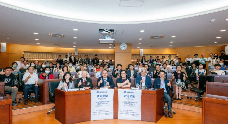 明新科大舉辦「2024管理與服務創新國際學術研討會」,體育署呂忠仁主任秘書(前排左二起)、明新科大廖信德副校長、拓元創辦人邱光宗執行長、明新科大張博能院長、林於杏院長等出席開幕式 圖片來源:明新科大 明新科大舉辦「2024管理與服務創新國際學術研討會」,體育署呂忠仁主任秘書(前排左二起)、明新科大廖信德副校長、拓元創辦人邱光宗執行長、明新科大張博能院長、林於杏院長等出席開幕式 圖片來源:明新科大