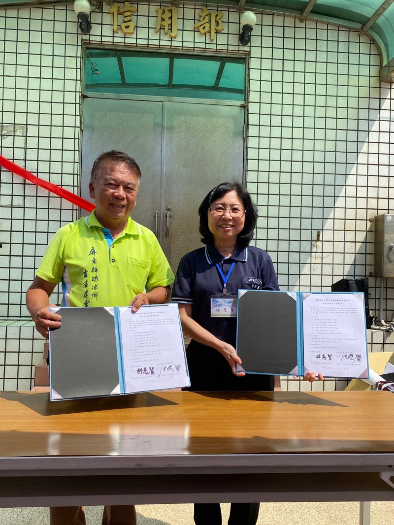 林惠賢校長(右)與琉球杉福社區發展協會洪賜隆理事長(左)簽訂MOU  圖片來源：記者