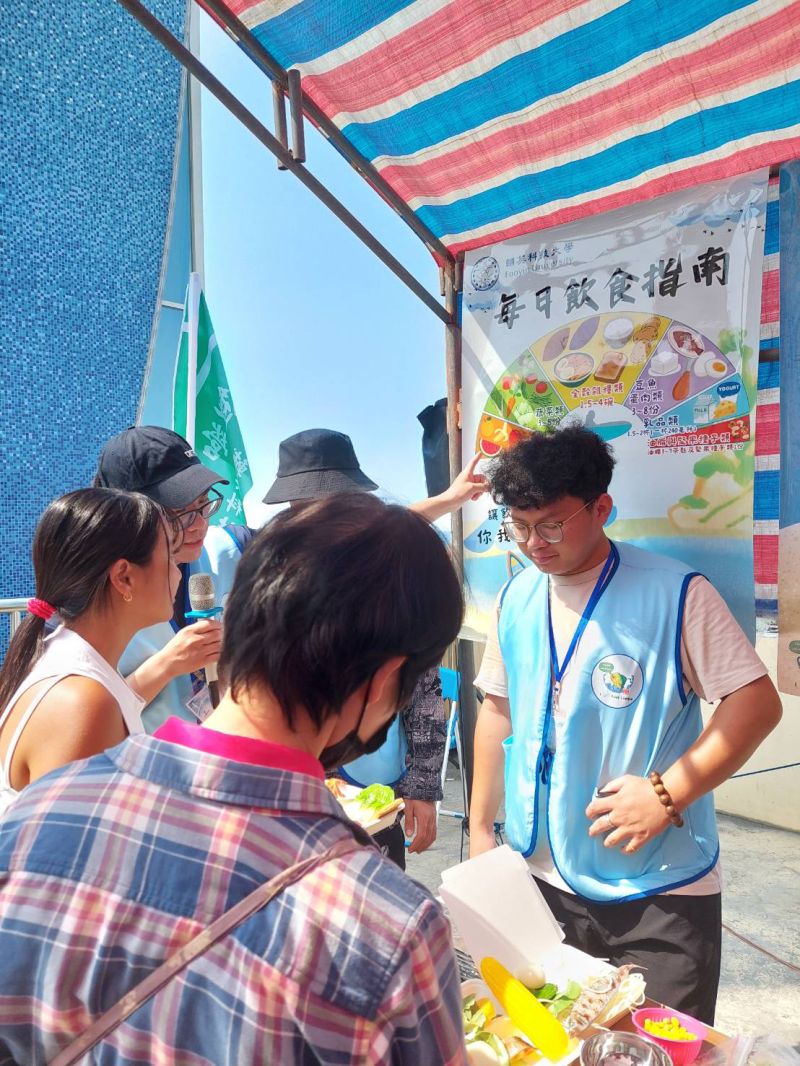 健康飲食衛教發送平日飲食模型，保營系學生講解每日飲食指南並予正確回饋  圖片來源：記者