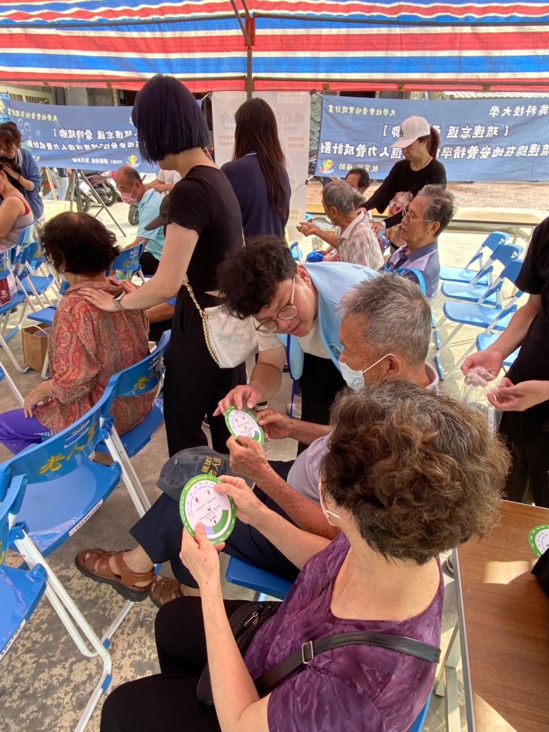 健康飲食衛教發送平日飲食模型，保營系學生講解每日飲食指南並予正確回饋  圖片來源：記者