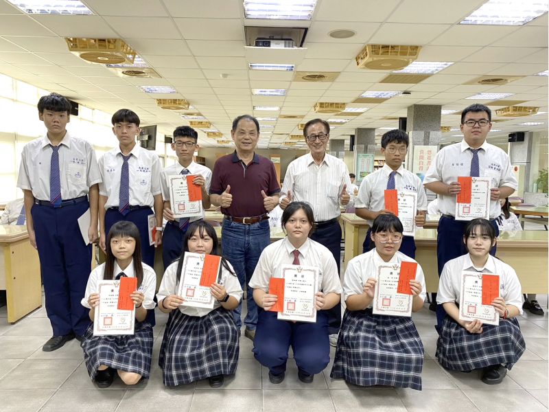 德教傳承:高英工商與建準集團共譜五年品德之路啟迪青年心靈 書香品德,《了凡四訓》贈送學子激勵深思 圖片來源:記者 德教傳承:高英工商與建準集團共譜五年品德之路啟迪青年心靈 書香品德,《了凡四訓》贈送學子激勵深思 圖片來源:記者