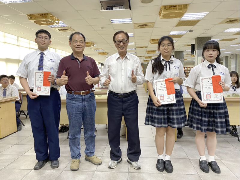 德教傳承:高英工商與建準集團共譜五年品德之路啟迪青年心靈 書香品德,《了凡四訓》贈送學子激勵深思 圖片來源:記者 德教傳承:高英工商與建準集團共譜五年品德之路啟迪青年心靈 書香品德,《了凡四訓》贈送學子激勵深思 圖片來源:記者