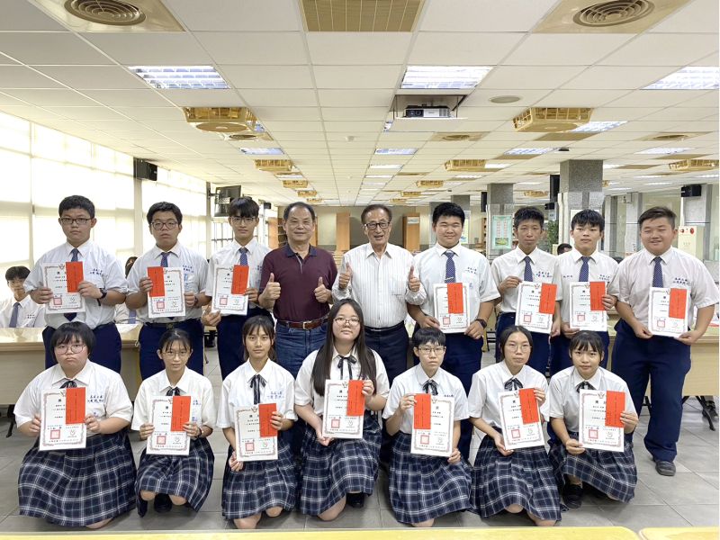 德教傳承:高英工商與建準集團共譜五年品德之路啟迪青年心靈 書香品德,《了凡四訓》贈送學子激勵深思 圖片來源:記者 德教傳承:高英工商與建準集團共譜五年品德之路啟迪青年心靈 書香品德,《了凡四訓》贈送學子激勵深思 圖片來源:記者