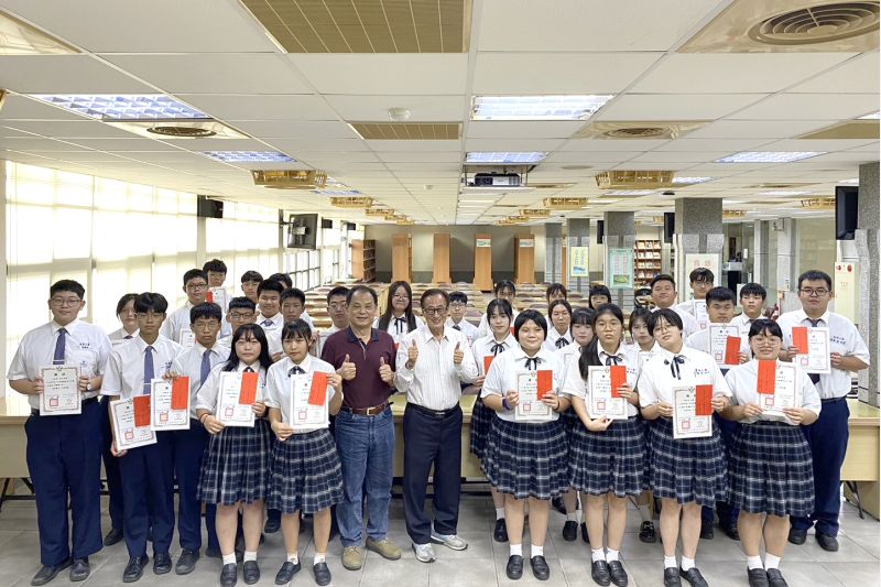 德教傳承:高英工商與建準集團共譜五年品德之路啟迪青年心靈 書香品德,《了凡四訓》贈送學子激勵深思 圖片來源:記者 德教傳承:高英工商與建準集團共譜五年品德之路啟迪青年心靈 書香品德,《了凡四訓》贈送學子激勵深思 圖片來源:記者
