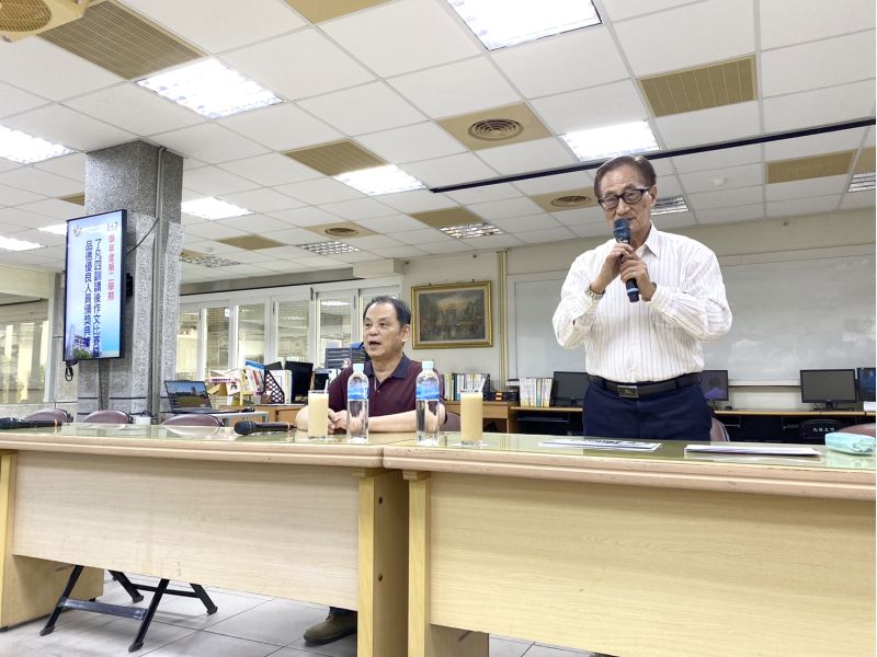 德教傳承:高英工商與建準集團共譜五年品德之路啟迪青年心靈 書香品德,《了凡四訓》贈送學子激勵深思 圖片來源:記者 德教傳承:高英工商與建準集團共譜五年品德之路啟迪青年心靈 書香品德,《了凡四訓》贈送學子激勵深思 圖片來源:記者