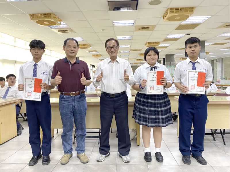 德教傳承:高英工商與建準集團共譜五年品德之路啟迪青年心靈 書香品德,《了凡四訓》贈送學子激勵深思 圖片來源:記者 德教傳承:高英工商與建準集團共譜五年品德之路啟迪青年心靈 書香品德,《了凡四訓》贈送學子激勵深思 圖片來源:記者