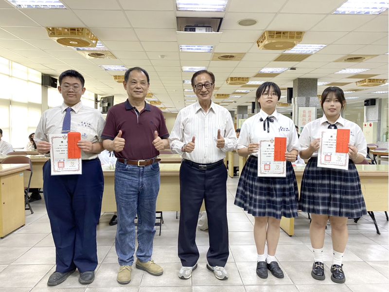 德教傳承:高英工商與建準集團共譜五年品德之路啟迪青年心靈 書香品德,《了凡四訓》贈送學子激勵深思 圖片來源:記者 德教傳承:高英工商與建準集團共譜五年品德之路啟迪青年心靈 書香品德,《了凡四訓》贈送學子激勵深思 圖片來源:記者