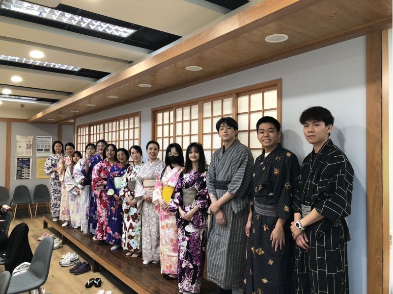 玄大應日系學生們穿上日本浴衣和長田老師(右6)於日式情境教室合影 圖片來源:玄奘大學 玄大應日系學生們穿上日本浴衣和長田老師(右6)於日式情境教室合影 圖片來源:玄奘大學