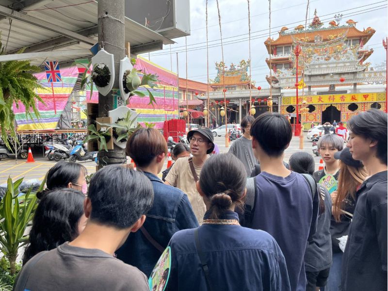 陪同學生的在地居民陳致勲老師也指出,「刈香」不僅是重要的文化資產,也是凝聚西港的重要活動 陪同學生的在地居民陳致勲老師也指出,「刈香」不僅是重要的文化資產,也是凝聚西港的重要活動