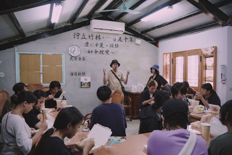 南臺科技大學USR「跨樂尬陣:南流西起共融藝起來」團隊學生聆聽在地人員導覽解說台灣第一香 南臺科技大學USR「跨樂尬陣:南流西起共融藝起來」團隊學生聆聽在地人員導覽解說台灣第一香