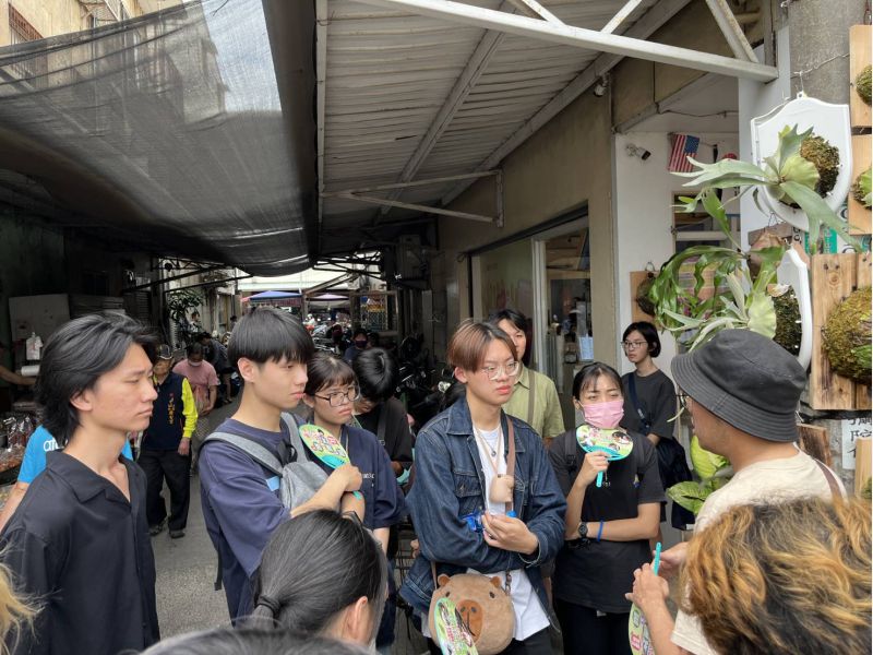 南臺科技大學USR「跨樂尬陣:南流西起共融藝起來」團隊學生聆聽在地人員導覽解說台灣第一香 南臺科技大學USR「跨樂尬陣:南流西起共融藝起來」團隊學生聆聽在地人員導覽解說台灣第一香