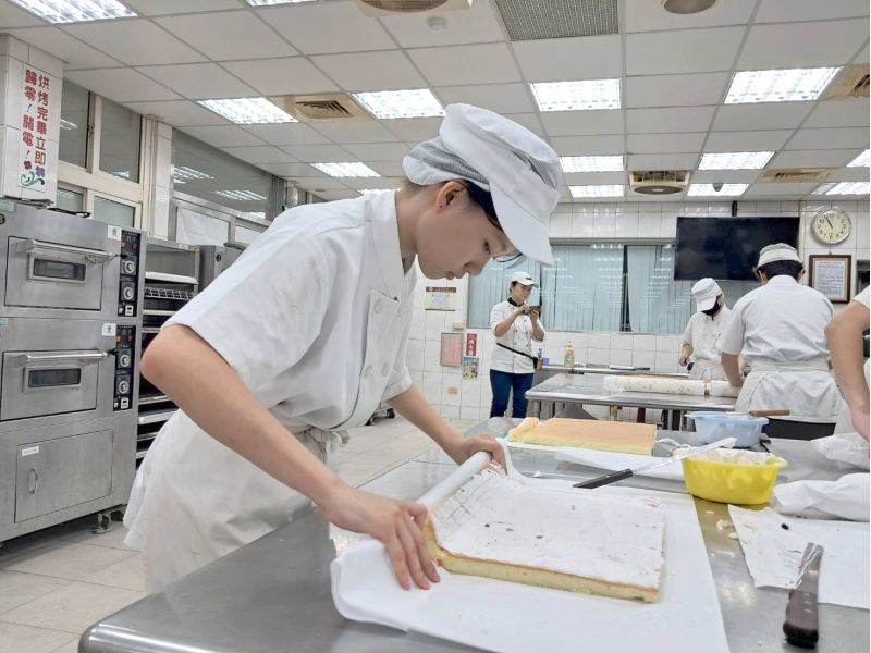 高英工商舉辦菁英獎 培育學生專業技術能力 校內競賽盛事展現多專業領域技藝 激勵學生學習成長  圖片來源：記者