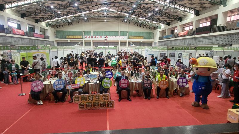 台南市副市長趙卿惠、南臺學校財團法人南臺科技大學代理校長周德光、台積電慈善基金會執行長彭冠宇、國軍退除役官兵輔導委員會臺南市榮民服務處處長王國能、臺南市議員朱正軒、勞工局局長王鑫基暨來賓合影  圖片來源：記者林清雲