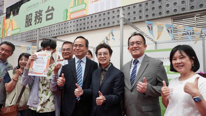 台南市副市長趙卿惠南台科技大學代理校長周德光、 勞工局長王鑫基暨來賓學生合影