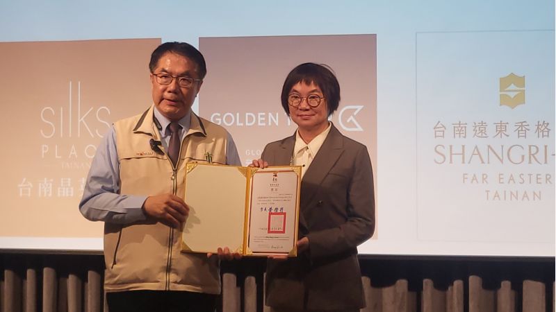 台南市推環保永續旅宿 黃偉哲親頒證肯定獲標章業者  台南市長黃偉哲頒發獎牌授予得獎者代表受贈  圖片來源：記者林清雲
