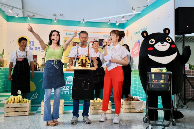高雄夏祭新鮮市開張，迎來首位客人高雄熊，超萌模樣十分逗趣。