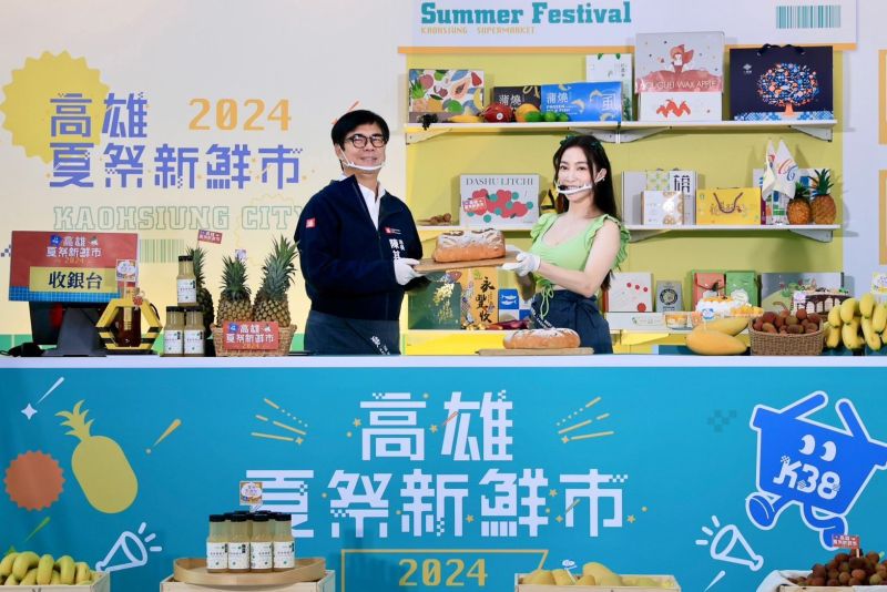 化身超市店長的市長陳其邁，帶來美味熱騰騰剛出爐的期間限定麵包。