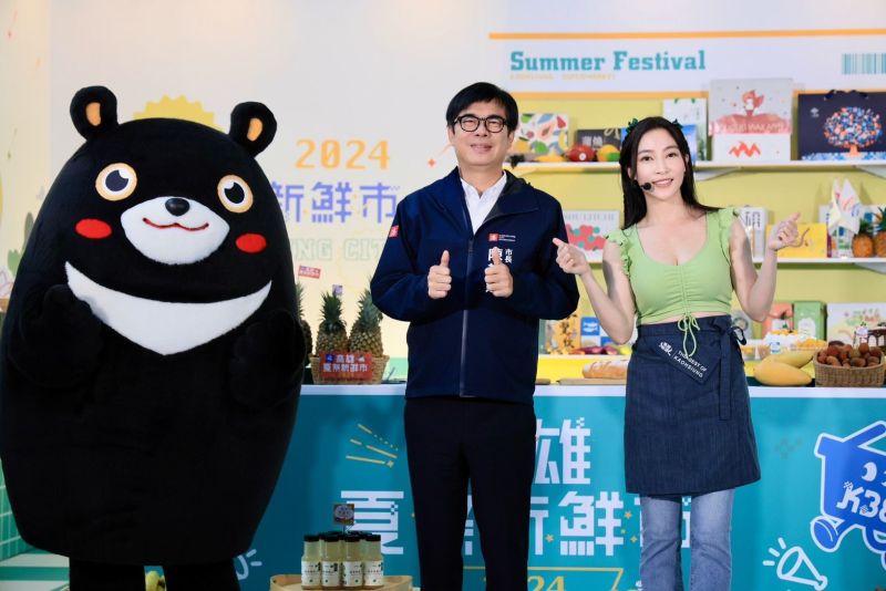 陳其邁前往攤位巡禮，為高雄在地農會與烘焙業者加油打氣。