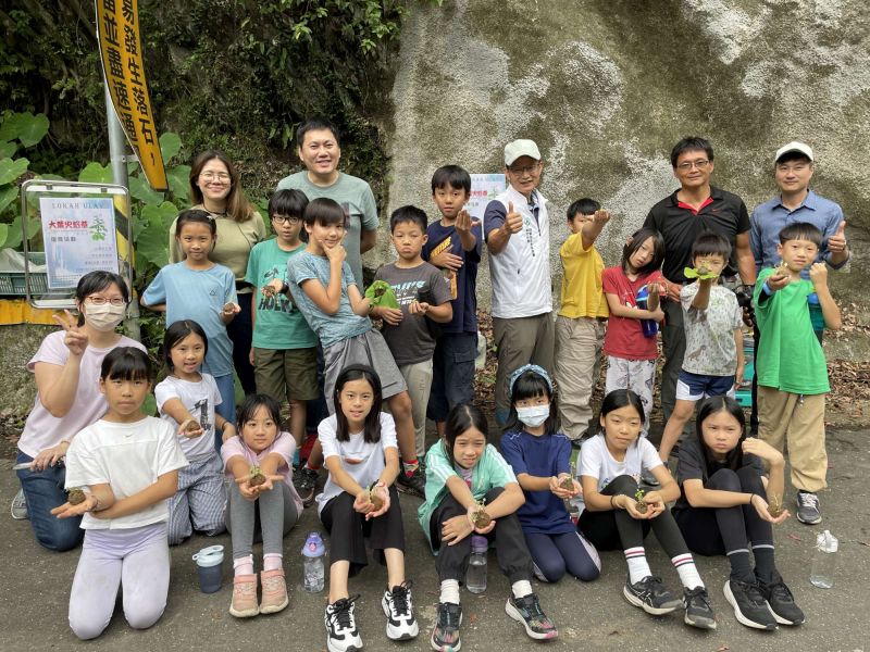 林業試驗所、烏來工作站、信賢種籽親子實驗小學於大葉火焰草生育地合照  圖片來源：新竹林業分署