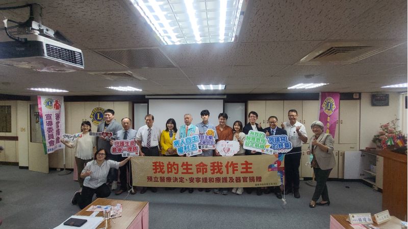 國際獅子會300E-1區總監梁匯榛 器官捐贈委員會主席陳天祥及來賓獲獎同學合影  圖片來源：記者林清雲