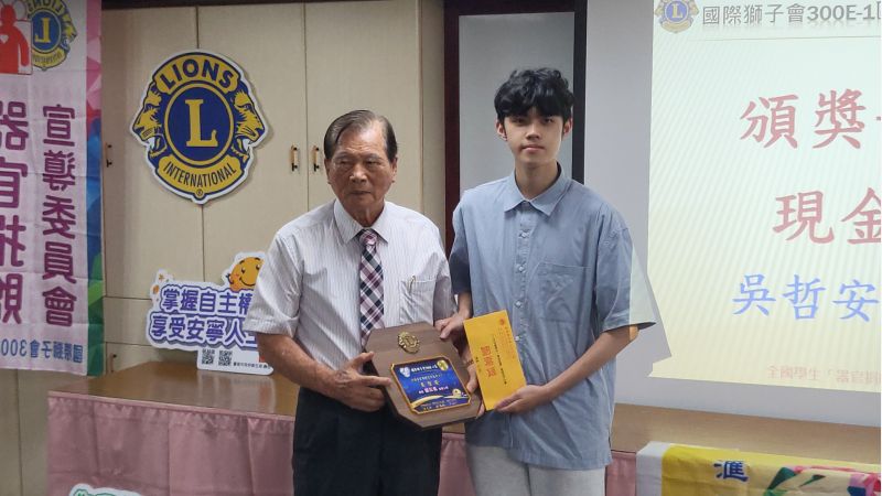 器官宣導短片得獎者接受表揚  圖片來源：記者林清雲