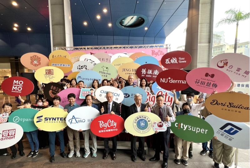 遠東巨城與新竹捐血中心合作,攜手各界包括學校、企業、品牌廠商等共43家,共同舉辦捐血活動。 圖片來源:遠東巨城 遠東巨城與新竹捐血中心合作,攜手各界包括學校、企業、品牌廠商等共43家,共同舉辦捐血活動。 圖片來源:遠東巨城