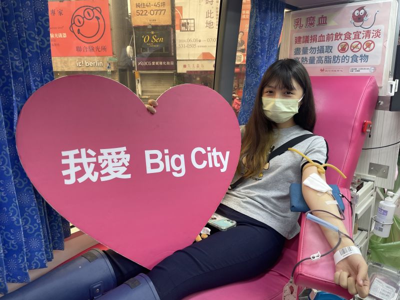 大雨澆不熄年輕人響應公益捐血的熱情 圖片來源:遠東巨城 大雨澆不熄年輕人響應公益捐血的熱情 圖片來源:遠東巨城