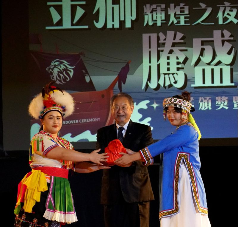 正修社團評鑑頒獎暨交接  新科學生會長楊立帆上任  正修科大學生會舉辦「『金獅輝煌之夜-騰盛崛齊』–全校社團評鑑頒獎暨領導人交接」典禮  圖片來源：記者