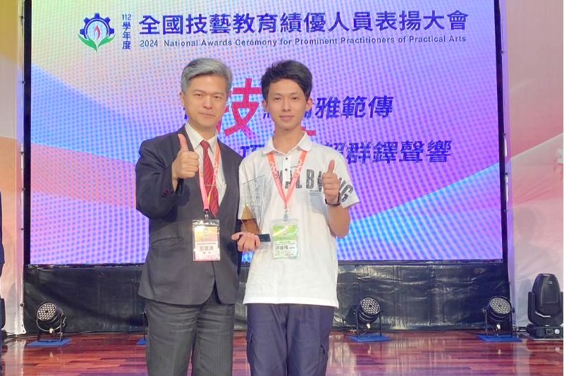 高英工商再創輝煌:餐飲管理科黃金雯老師及資訊科洪睿隆同學榮獲全國技藝教育績優人員獎 連續15年榮耀不停步!高英工商再添一筆輝煌,展現師生卓越風采 圖片來源:記者 高英工商再創輝煌:餐飲管理科黃金雯老師及資訊科洪睿隆同學榮獲全國技藝教育績優人員獎 連續15年榮耀不停步!高英工商再添一筆輝煌,展現師生卓越風采 圖片來源:記者