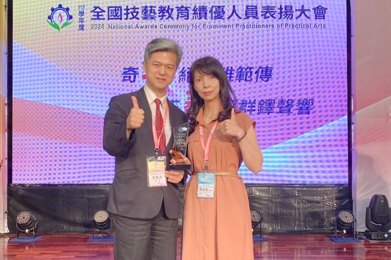 高英工商再創輝煌:餐飲管理科黃金雯老師及資訊科洪睿隆同學榮獲全國技藝教育績優人員獎 連續15年榮耀不停步!高英工商再添一筆輝煌,展現師生卓越風采 圖片來源:記者 高英工商再創輝煌:餐飲管理科黃金雯老師及資訊科洪睿隆同學榮獲全國技藝教育績優人員獎 連續15年榮耀不停步!高英工商再添一筆輝煌,展現師生卓越風采 圖片來源:記者