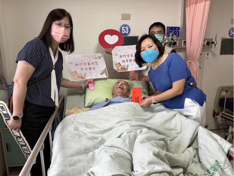 白恩惠主任(右)鼓勵鄭伯伯，遵照醫囑安心靜養，榮家永遠歡迎他們康復返家，鄭伯伯(中)點頭並答覆好。  圖片來源：新竹榮家