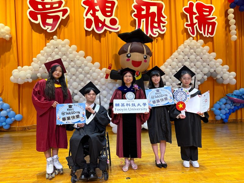 (由左至右)畢業生李劭倢、買廷恩、林惠賢校長(中)、林宥榆、林增汛合影 圖片來源:記者 (由左至右)畢業生李劭倢、買廷恩、林惠賢校長(中)、林宥榆、林增汛合影 圖片來源:記者
