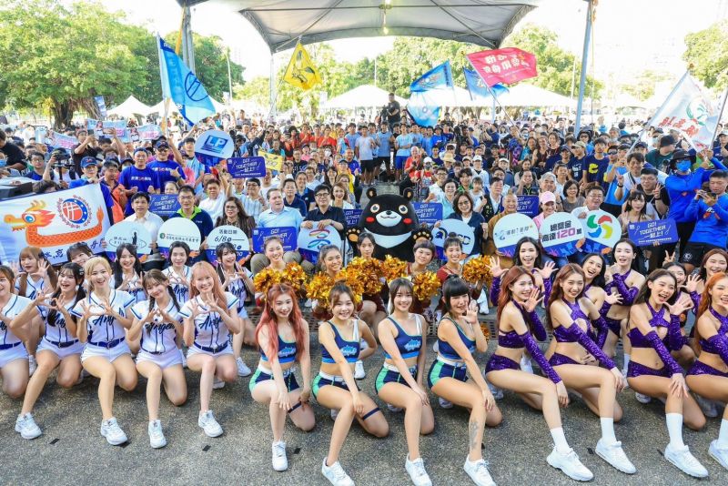 高雄市長陳其邁與在地立委、議員及貴賓一同進行開幕啟動儀式,並與啦啦隊及所有參賽隊伍、高雄最萌吉祥物高雄熊留下紀念大合照。 高雄市長陳其邁與在地立委、議員及貴賓一同進行開幕啟動儀式,並與啦啦隊及所有參賽隊伍、高雄最萌吉祥物高雄熊留下紀念大合照。