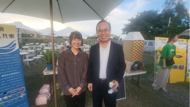 南台科技大學代理校長周德光巡視現場聆聽學生利用太陽智能製作香草乾燥箱後與學生合影  圖片來源：記者林清雲