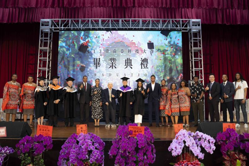 南臺科技大學113級畢業典禮 期望畢業生謹守校訓「信義誠實」準則,勇敢面對挑戰 南臺科技大學113級畢業典禮 期望畢業生謹守校訓「信義誠實」準則,勇敢面對挑戰