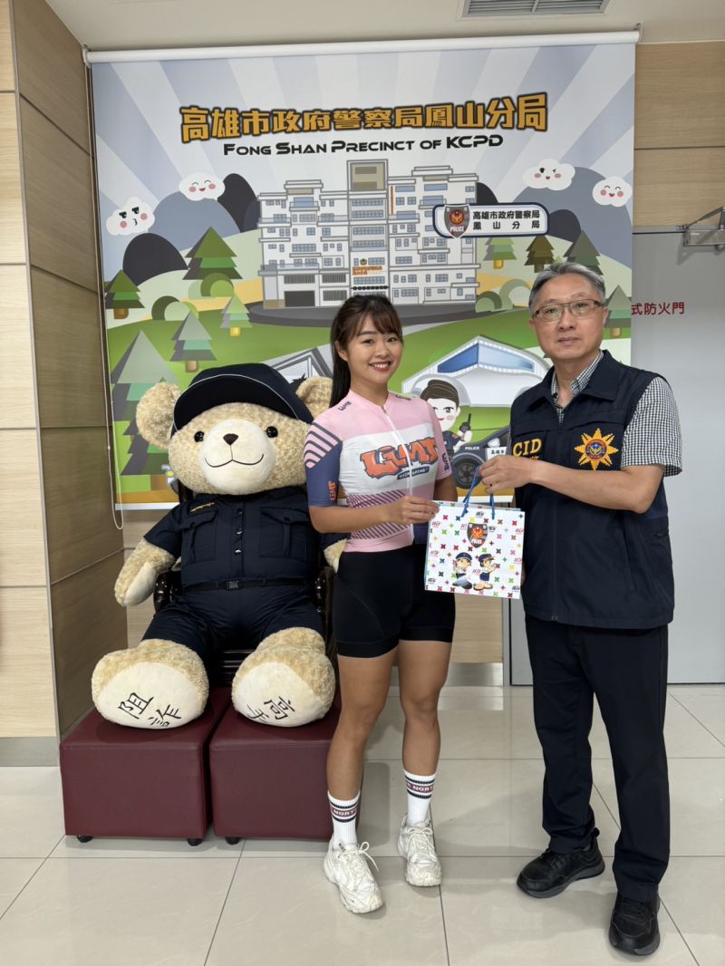 鳳警與自行車運動網紅伊娃Eva共同宣導反詐騙 教你辨識AI深偽詐騙  圖片來源：記者