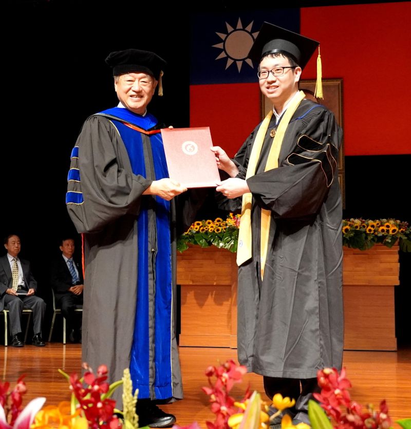 正修馬拉松畢典一波接一波 龔校長勉務實踏實事半功倍 圖片來源:記者 正修馬拉松畢典一波接一波 龔校長勉務實踏實事半功倍 圖片來源:記者