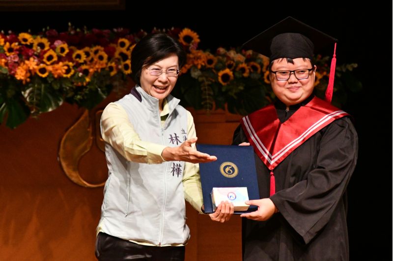 正修馬拉松畢典一波接一波 立委林岱樺頒獎 圖片來源:記者 正修馬拉松畢典一波接一波 立委林岱樺頒獎 圖片來源:記者